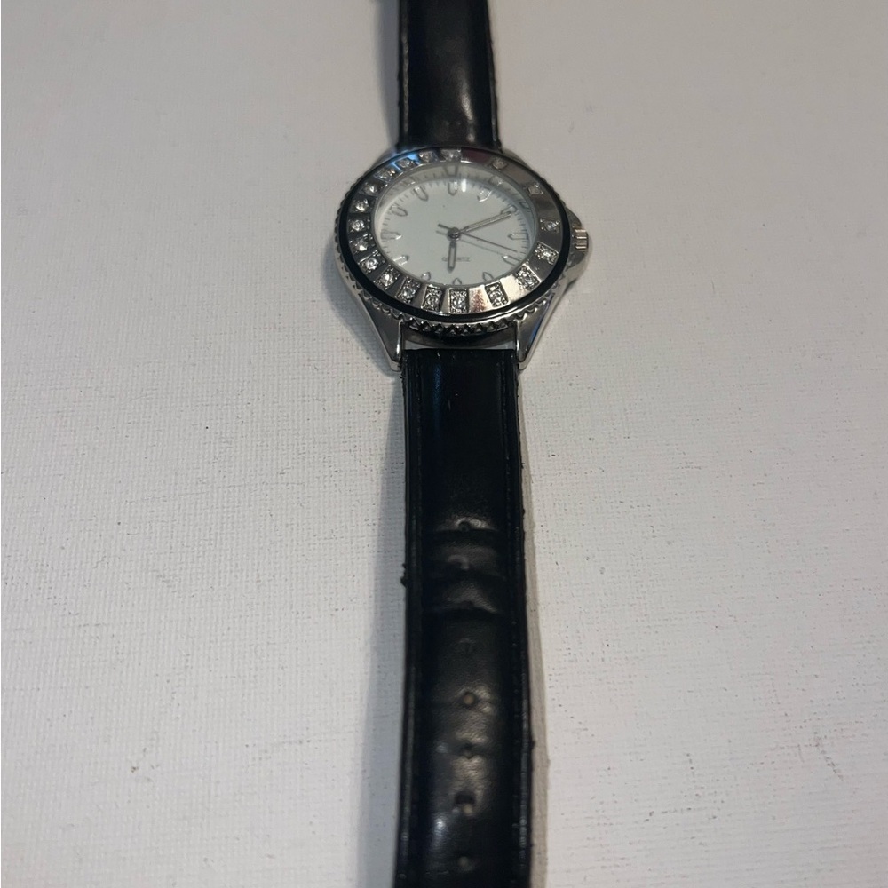 ♦️ Elegant Black Leather Strap Watch with Silver Accents‎